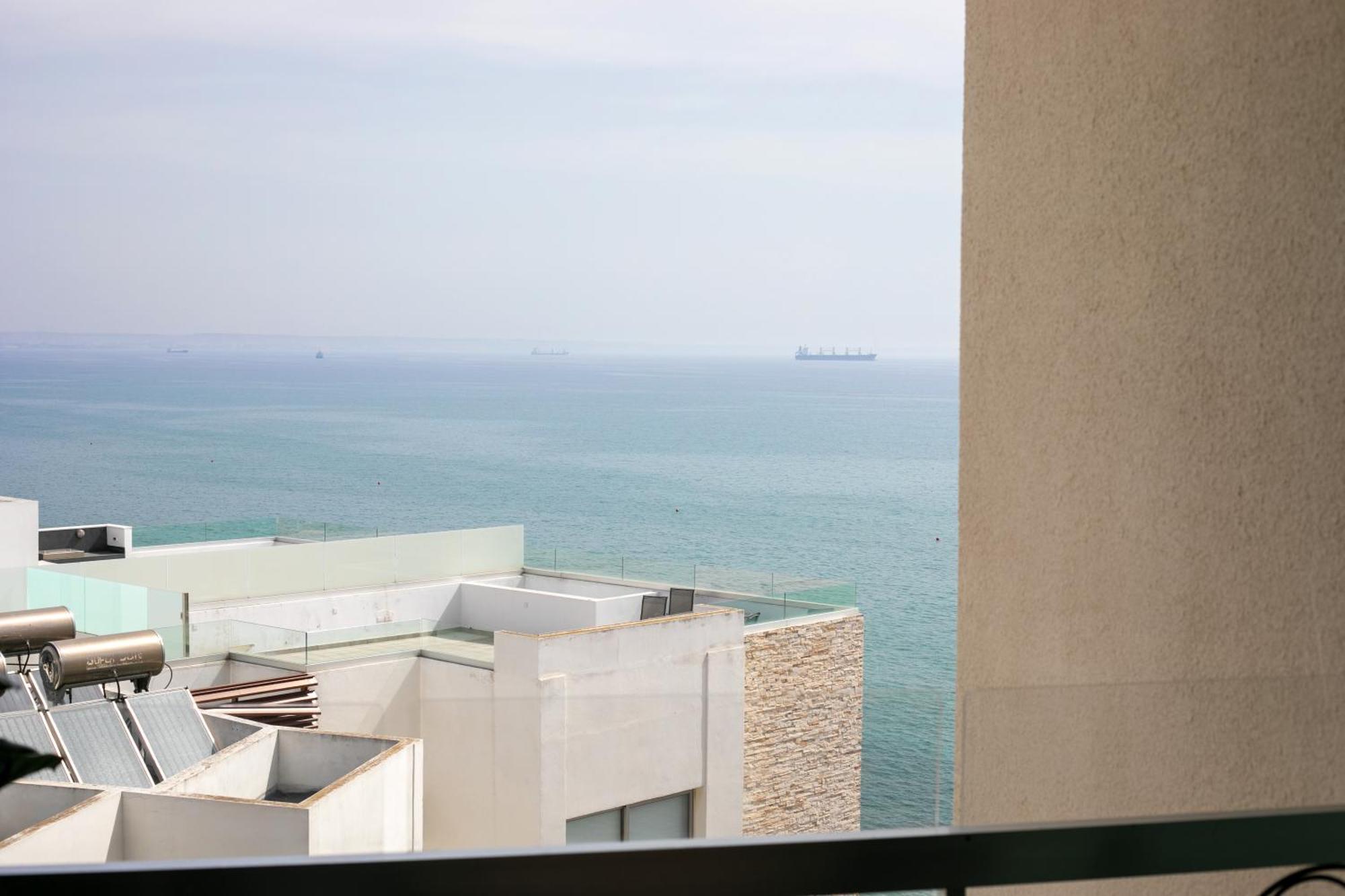 Palmove Luxurious Beachfront Apt Lárnaka Kültér fotó