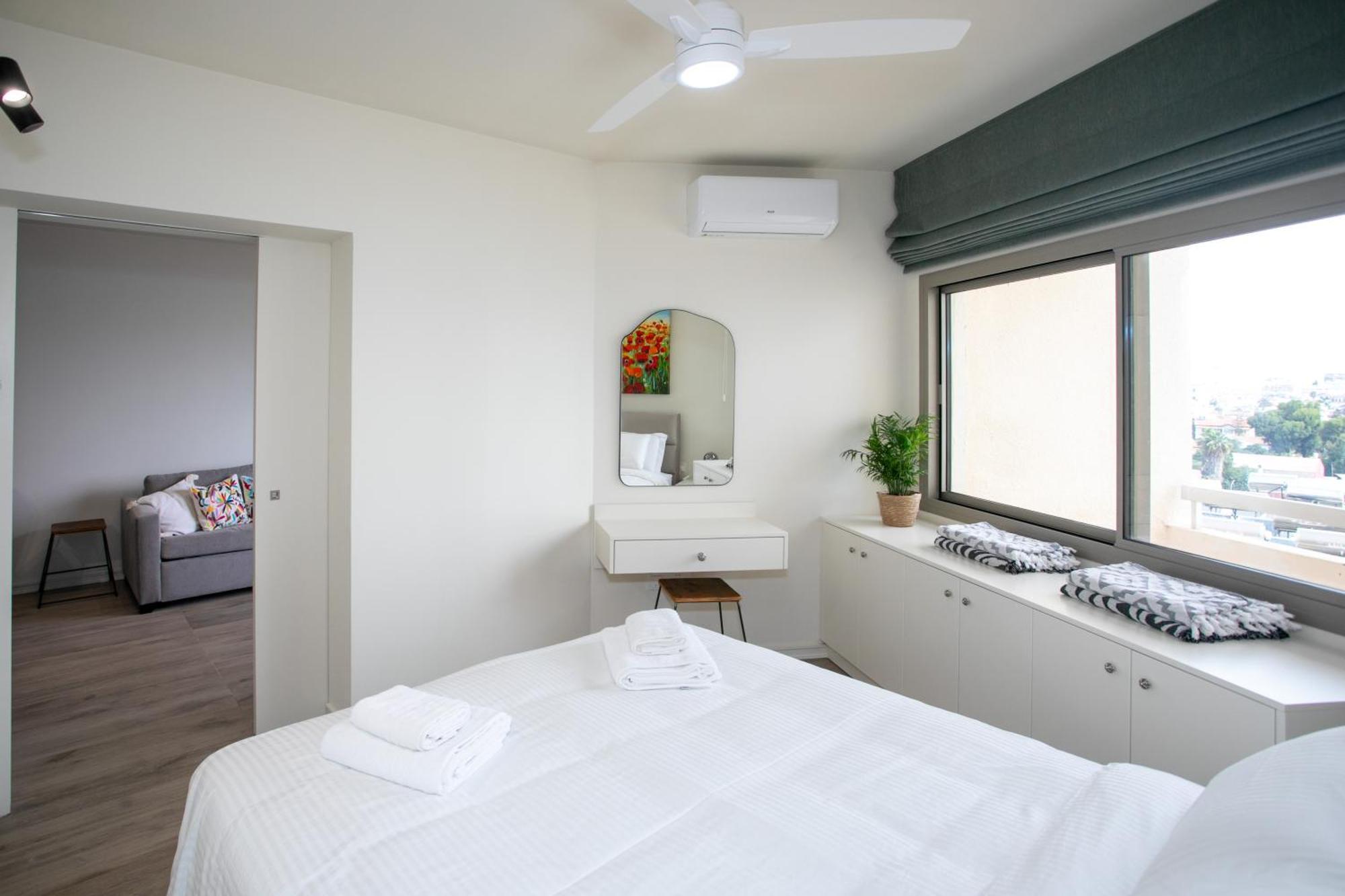 Palmove Luxurious Beachfront Apt Lárnaka Kültér fotó