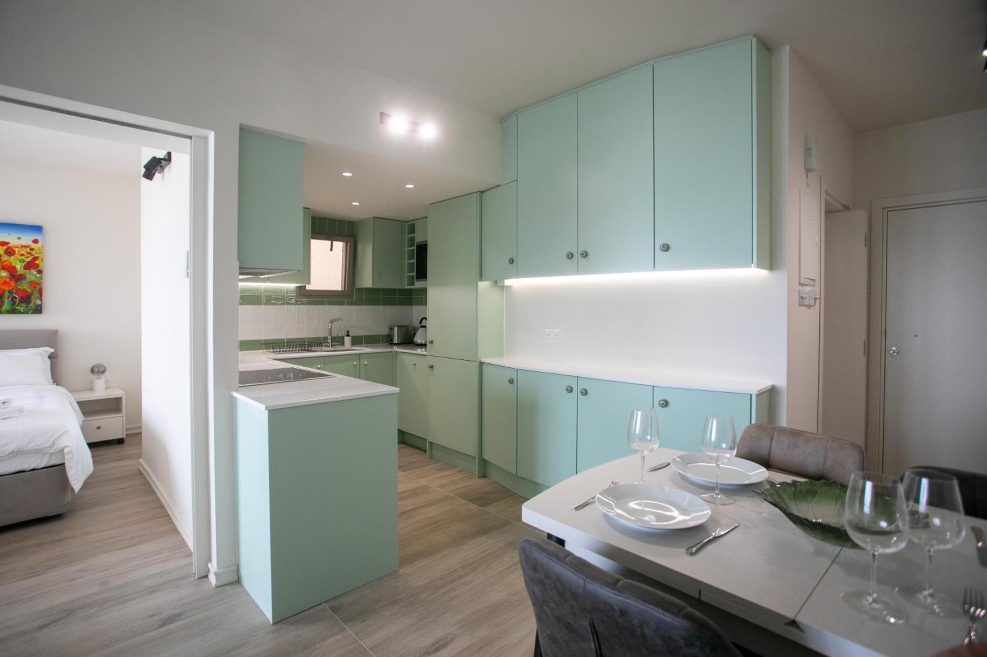 Palmove Luxurious Beachfront Apt Lárnaka Kültér fotó
