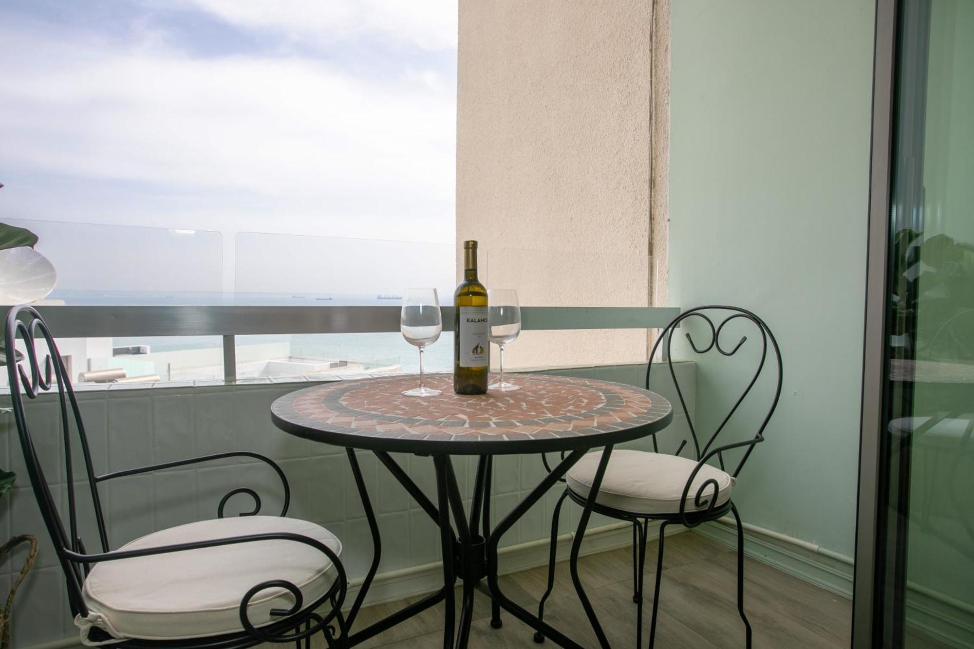 Palmove Luxurious Beachfront Apt Lárnaka Kültér fotó
