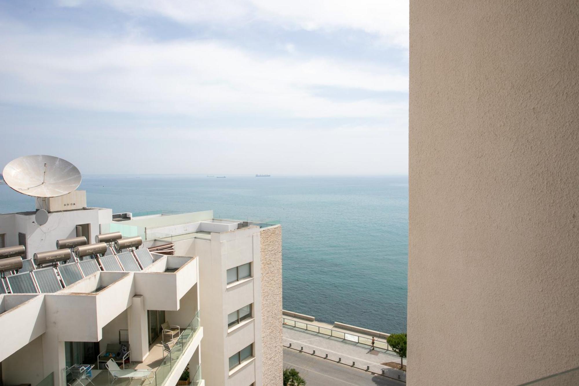 Palmove Luxurious Beachfront Apt Lárnaka Kültér fotó