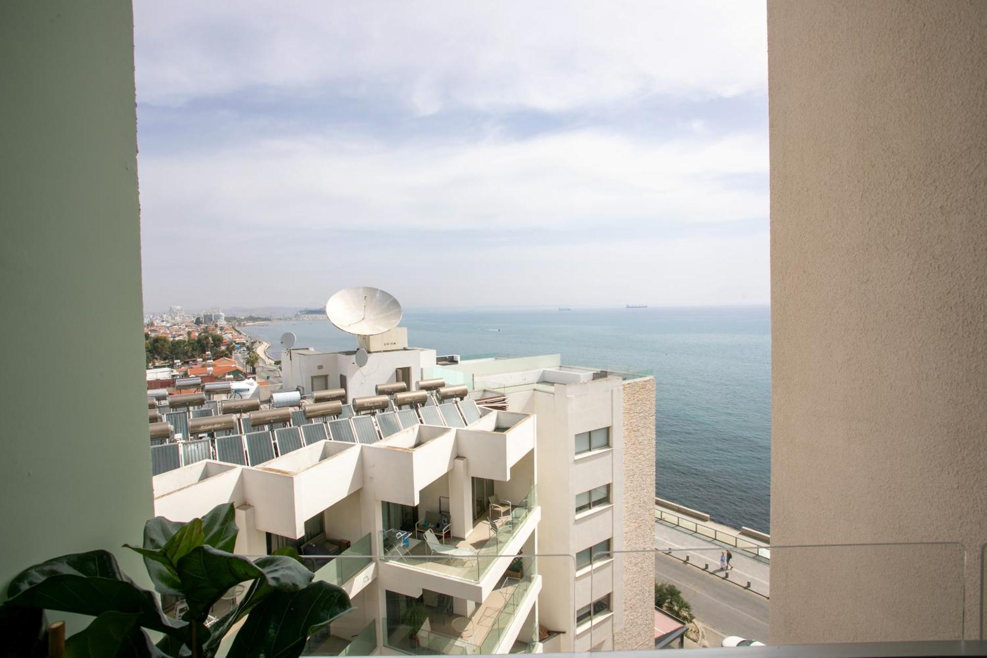 Palmove Luxurious Beachfront Apt Lárnaka Kültér fotó