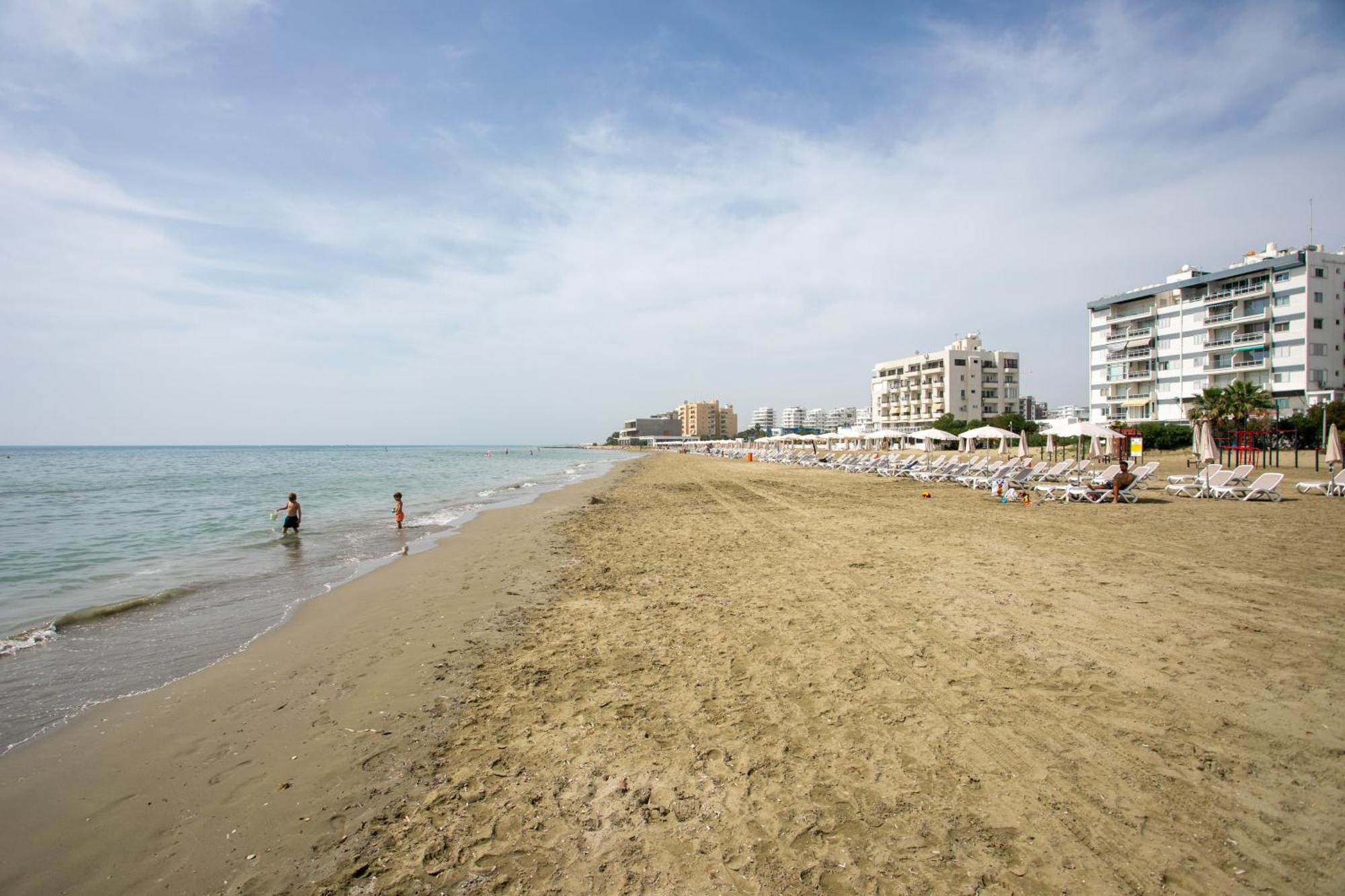 Palmove Luxurious Beachfront Apt Lárnaka Kültér fotó