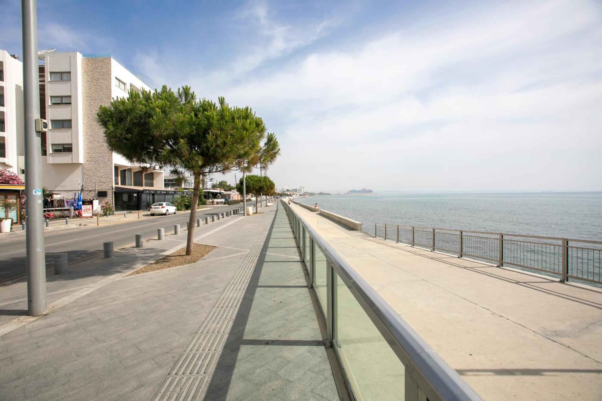 Palmove Luxurious Beachfront Apt Lárnaka Kültér fotó