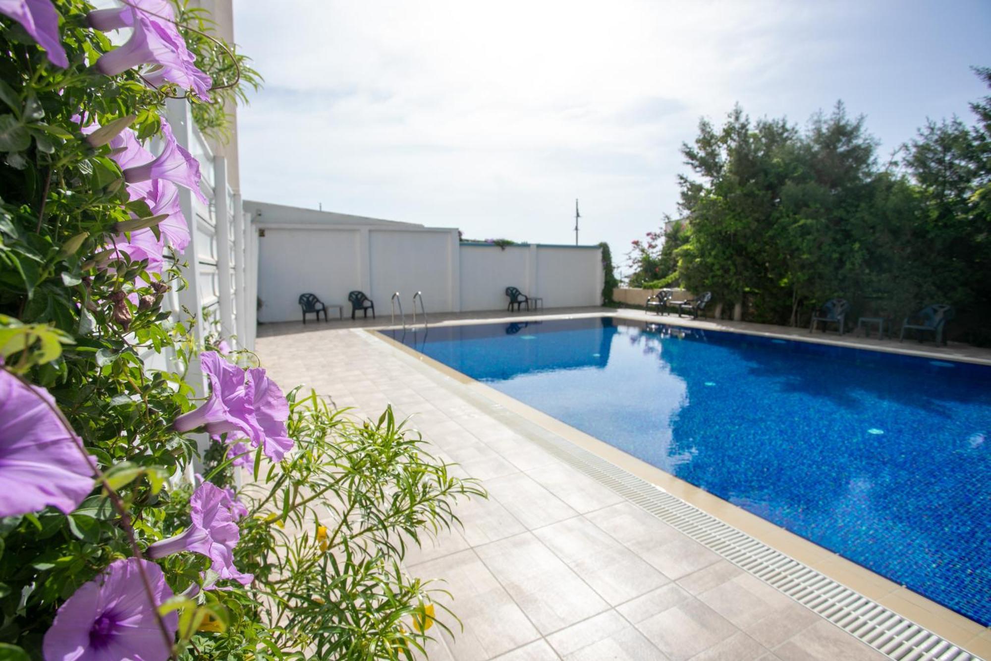 Palmove Luxurious Beachfront Apt Lárnaka Kültér fotó