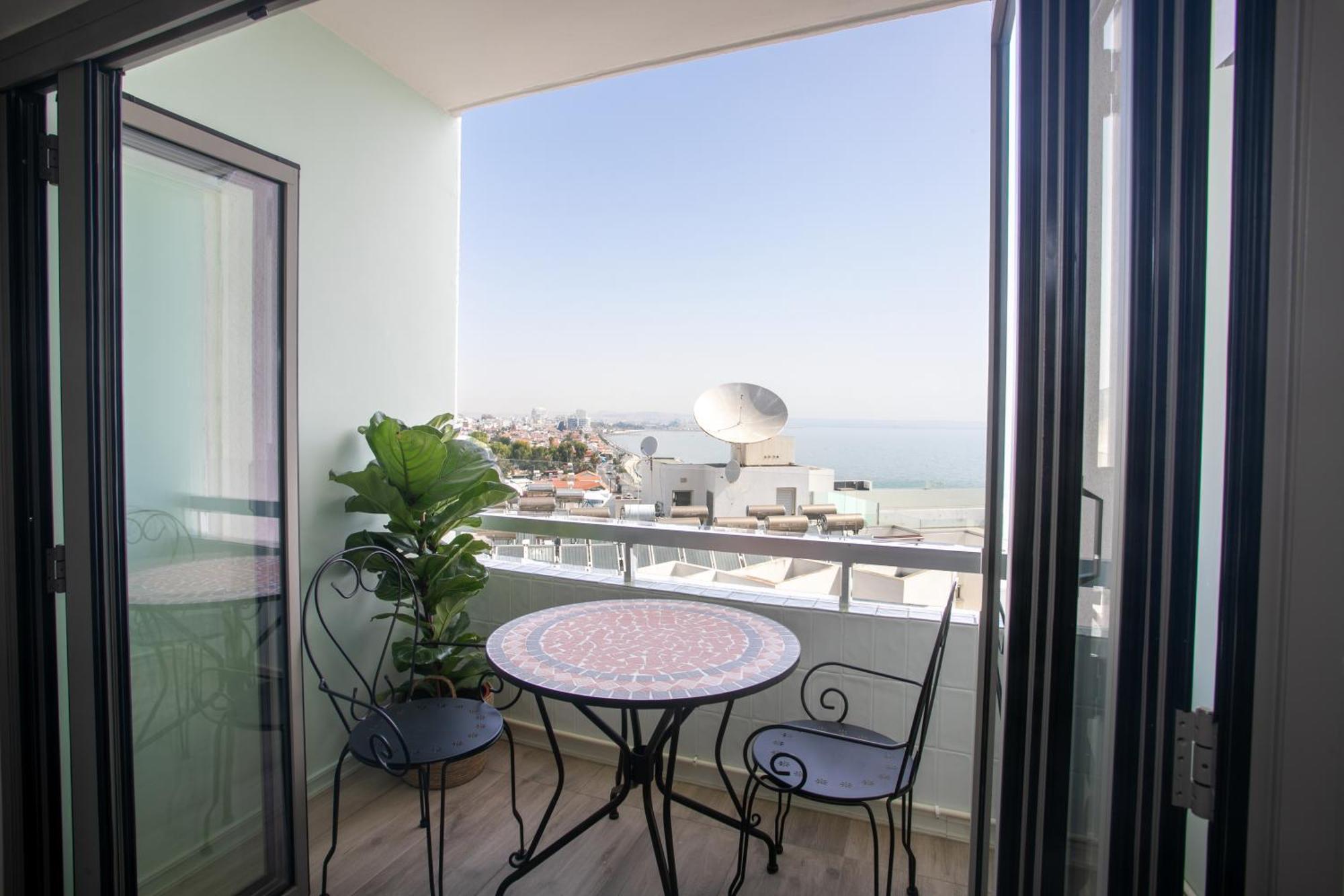 Palmove Luxurious Beachfront Apt Lárnaka Kültér fotó